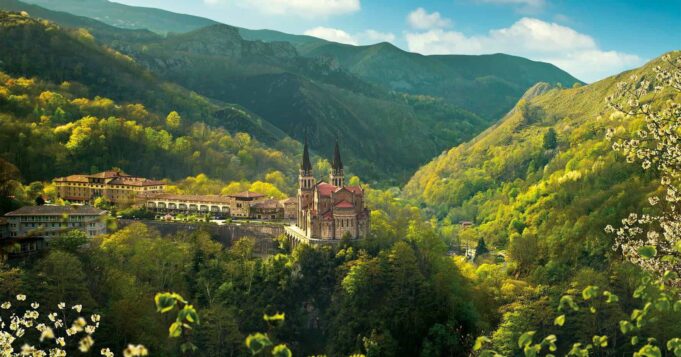 Excursión a Covadonga, Lagos de Covadonga y Cangas de Onís desde Gijón