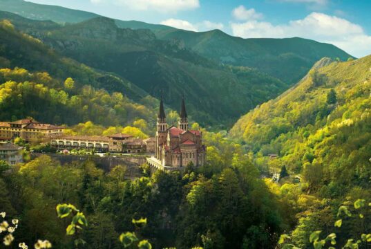 Excursiones a Covadonga, Lagos y Cangas de Onís Excursión a Covadonga, Lagos y Cangas de Onís.