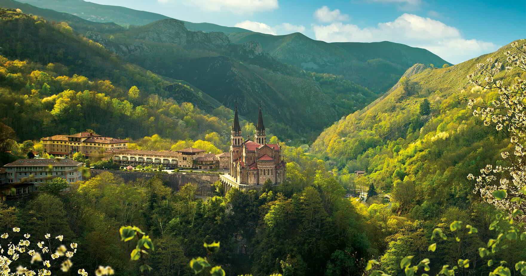 Turismo Asturias - Desde Oviedo, excursión Lagos de Covadonga, Covadonga y Cangas de Onís